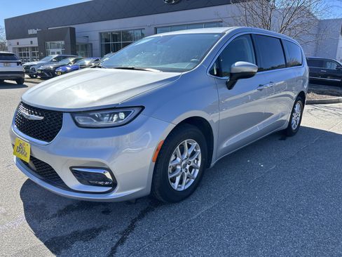 Used 2023 Chrysler Pacifica Touring-L FWD image 1