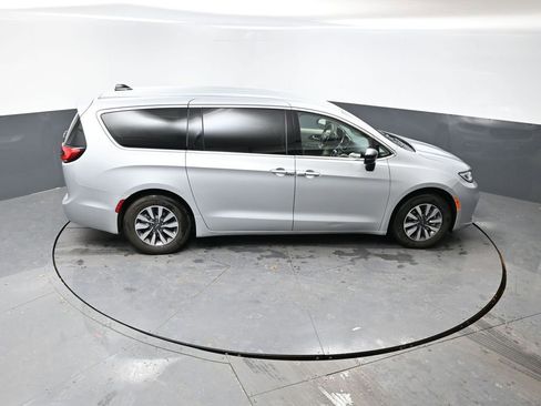Used 2024 Chrysler Pacifica Limited FWD image 41