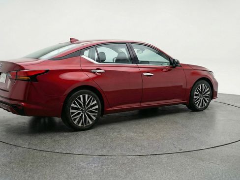 Used 2025 Nissan Altima 2.5 SV image 9