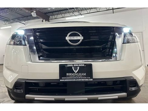 Used 2024 Nissan Pathfinder Platinum FWD image 3