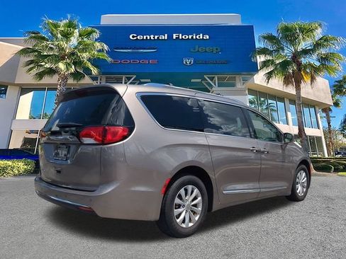 Used 2018 Chrysler Pacifica Touring-L FWD image 5
