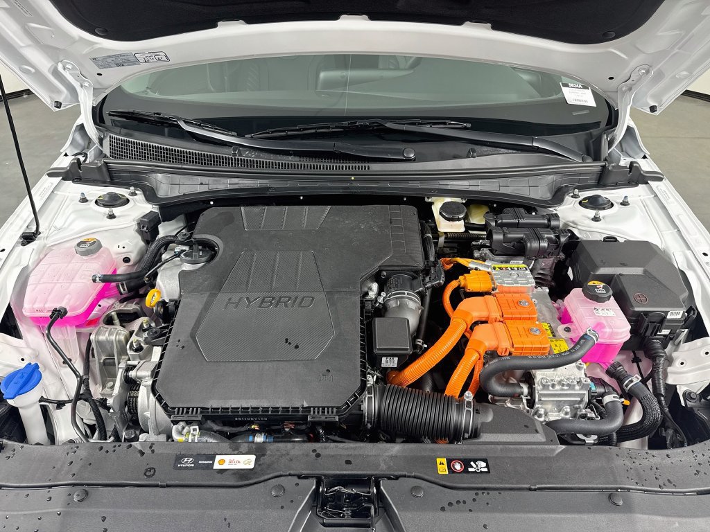 Certified 2025 Hyundai Elantra Limited FWD image 32
