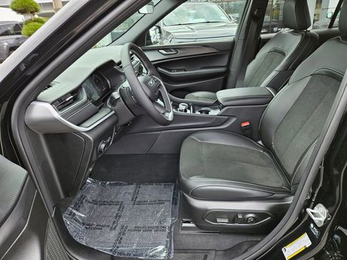 Used 2025 Jeep Grand Cherokee Altitude image 12