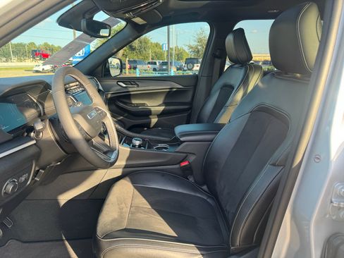 Used 2024 Jeep Grand Cherokee Altitude RWD image 10