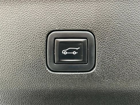 Used 2022 Cadillac Escalade Premium Luxury image 16