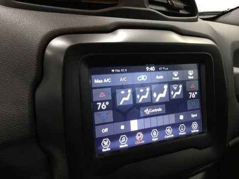 Used 2018 Jeep Renegade Latitude w/ Cold Weather Group AWD/4WD image 17