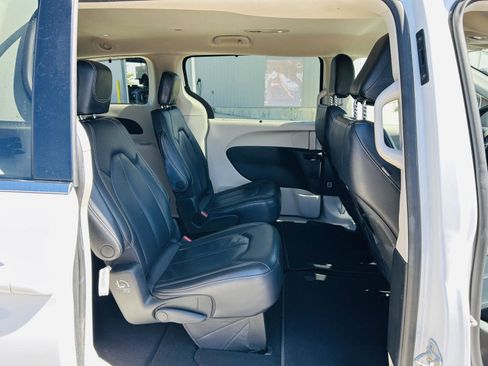 Used 2022 Chrysler Pacifica Touring-L FWD image 29