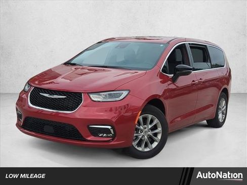 Used 2025 Chrysler Pacifica Select image 1