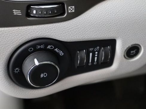 Used 2021 Jeep Cherokee Latitude Lux w/ Comfort/Convenience Group AWD/4WD image 22