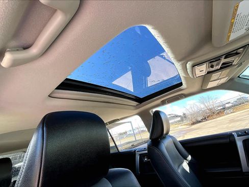 Used 2016 Toyota 4Runner SR5 Premium image 12