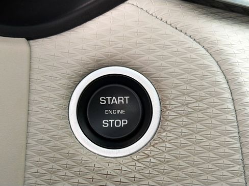 Used 2022 Land Rover Range Rover Velar R-Dynamic S image 37