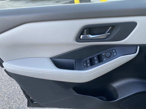 Used 2024 Nissan Rogue SV image 23