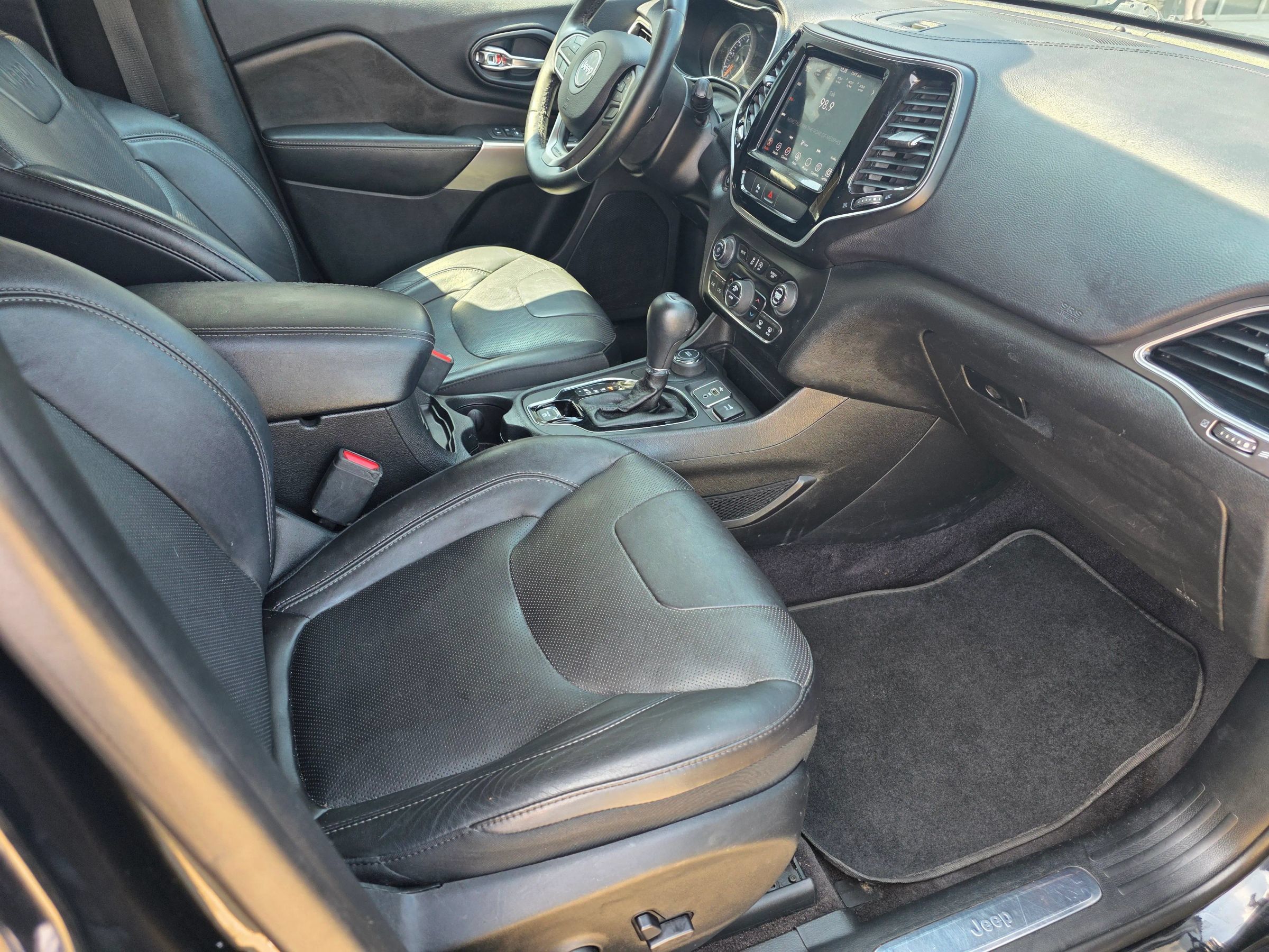 Used 2019 Jeep Cherokee Limited AWD/4WD image 6