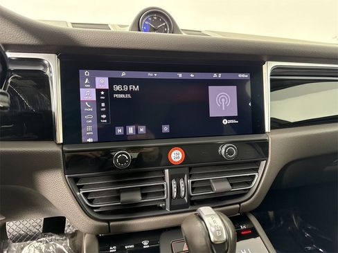 Certified 2023 Porsche Macan image 28