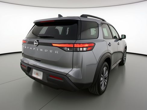 Used 2025 Nissan Pathfinder SV image 9