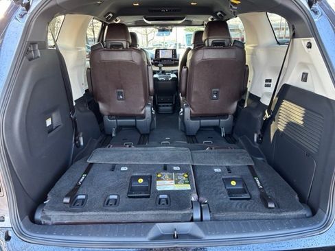 Used 2021 Toyota Sienna Platinum image 27