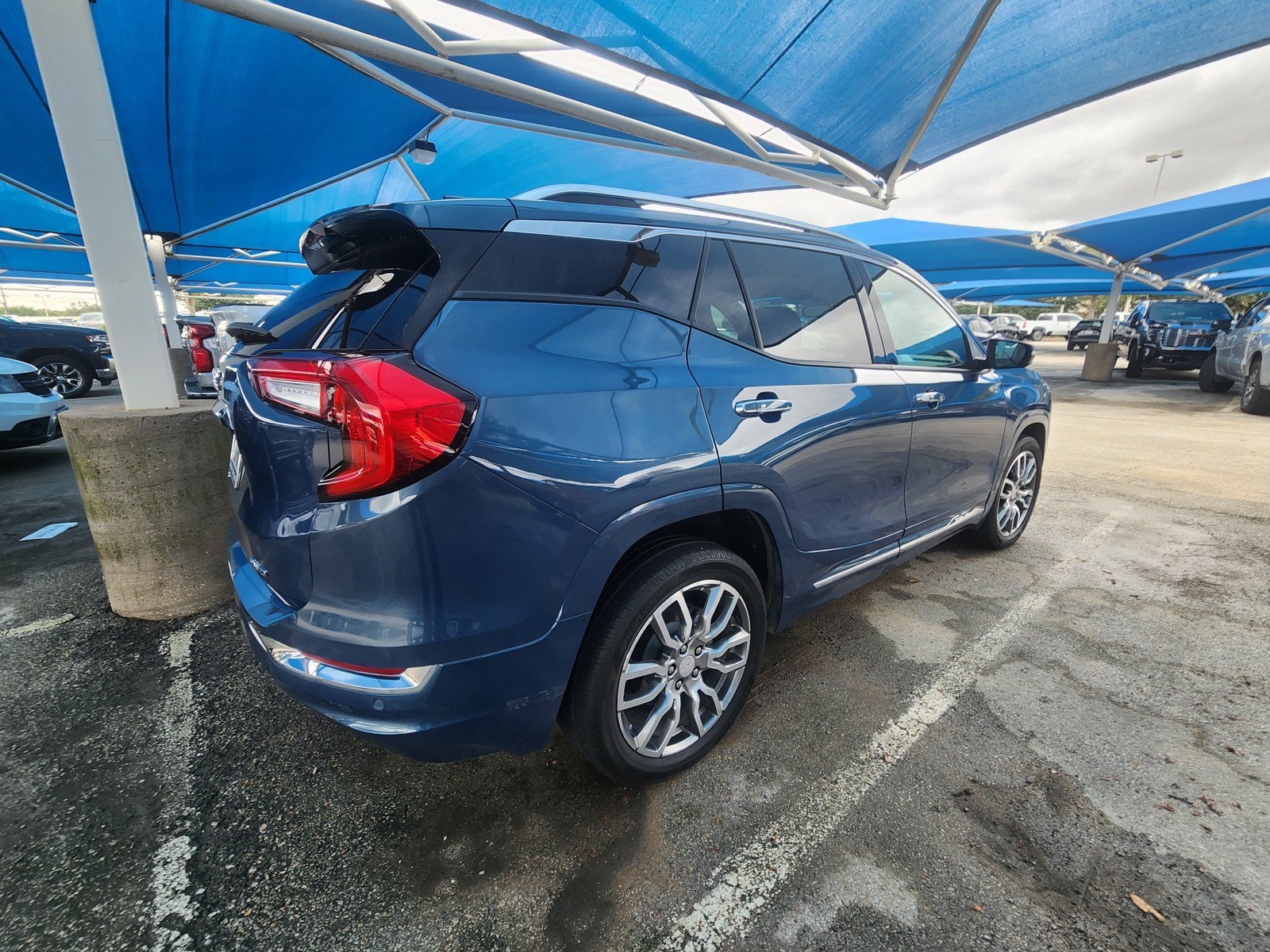 Used 2024 GMC Terrain Denali w/ Denali Premium Package AWD/4WD image 4