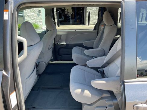 Used 2017 Toyota Sienna LE AWD/4WD image 27