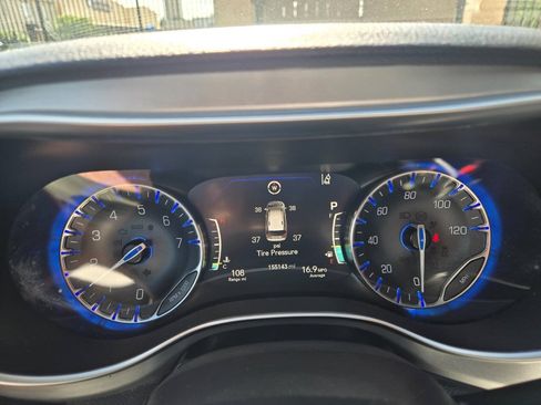 Used 2020 Chrysler Pacifica Limited w/ Advanced Safetytec Group FWD image 10