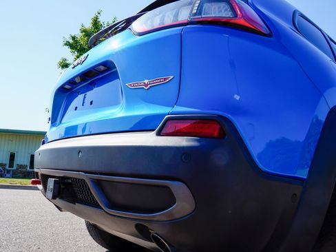 Used 2019 Jeep Cherokee Trailhawk AWD/4WD image 29