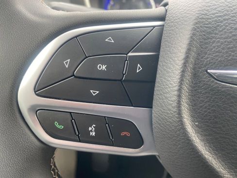 Used 2024 Chrysler Pacifica Touring-L FWD image 20