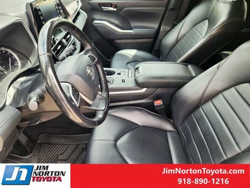 Used 2022 Toyota Highlander XLE image 13