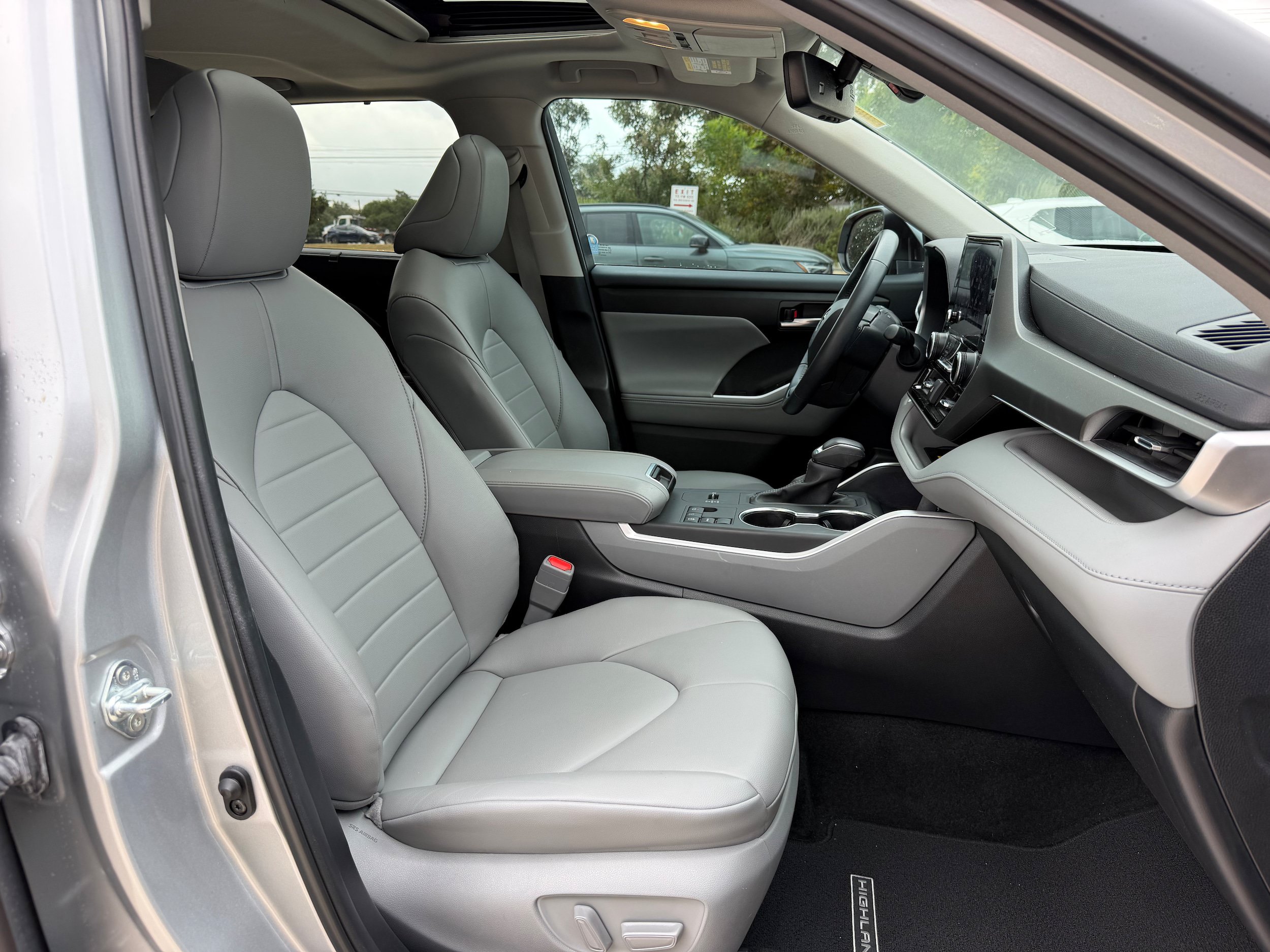 Used 2024 Toyota Highlander XLE FWD image 10