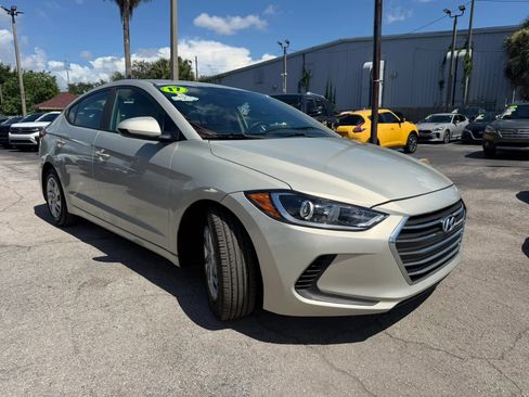 Used 2017 Hyundai Elantra SE FWD image 3