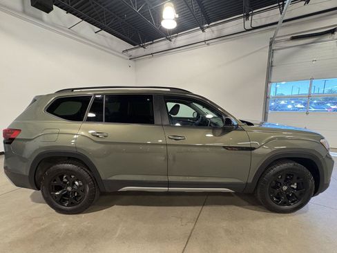 Used 2025 Volkswagen Atlas Peak Edition SE AWD/4WD image 2