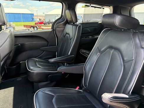 Used 2025 Chrysler Pacifica Limited FWD image 20