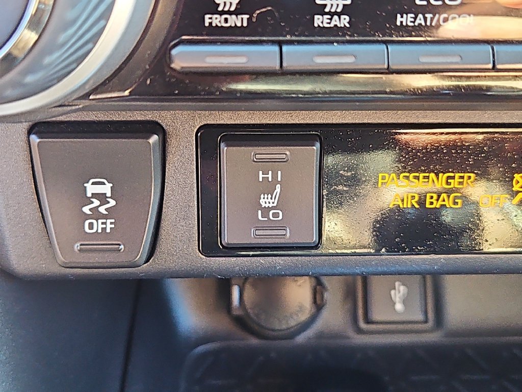 Used 2020 Toyota RAV4 XLE Premium AWD/4WD image 19