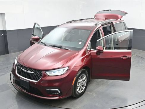Used 2021 Chrysler Pacifica Touring w/ Cold Weather Group FWD image 49
