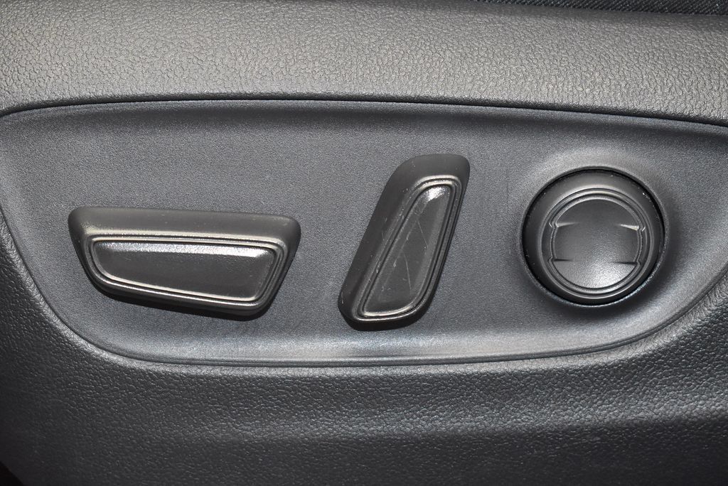 Used 2025 Toyota RAV4 XLE AWD/4WD image 15
