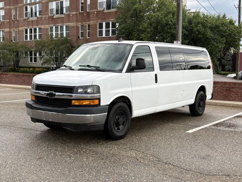 Used 2019 Chevrolet Express 3500 LT w/ LT Preferred Equipment Group RWD image 2