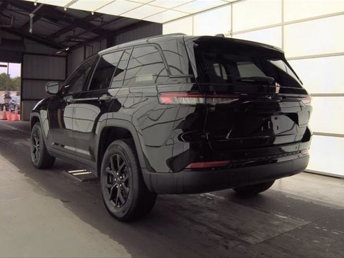 Used 2025 Jeep Grand Cherokee Altitude image 9
