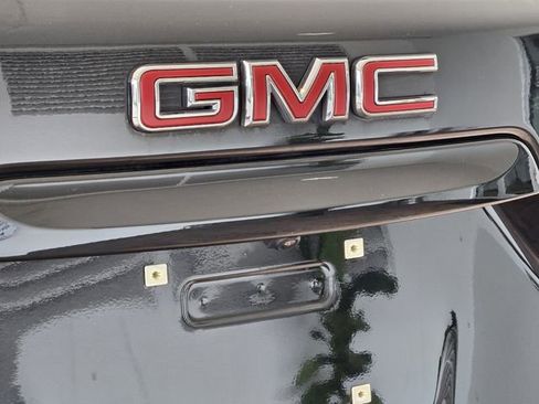 Used 2023 GMC Terrain SLE w/ Driver Convenience Package image 9