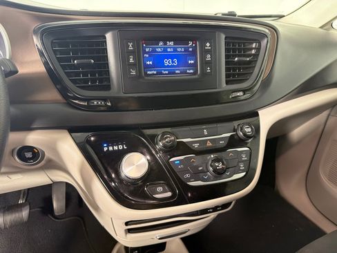 Used 2017 Chrysler Pacifica LX FWD image 16
