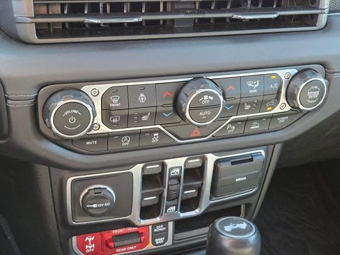 Used 2024 Jeep Wrangler Unlimited Rubicon AWD/4WD image 32