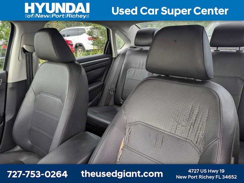 Used 2017 Volkswagen Passat 1.8T R-Line FWD image 3