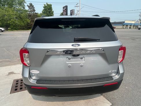 Used 2022 Ford Explorer XLT image 3