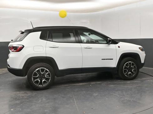 Used 2025 Jeep Compass Trailhawk AWD/4WD image 8