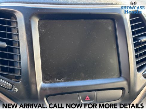 Used 2017 Jeep Cherokee Latitude w/ Comfort/Convenience Group FWD image 10