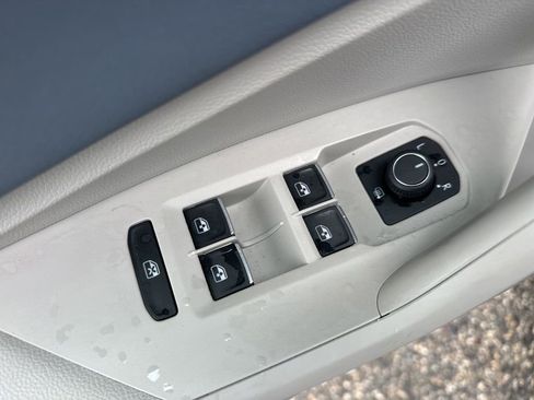 Used 2025 Volkswagen Jetta SE w/ Sunroof Package FWD image 14