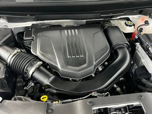 Used 2024 Chevrolet Traverse RS image 38