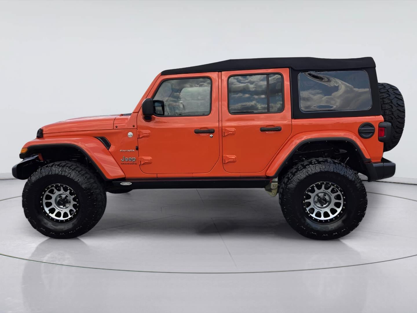 Used 2023 Jeep Wrangler Unlimited Sahara AWD/4WD image 5