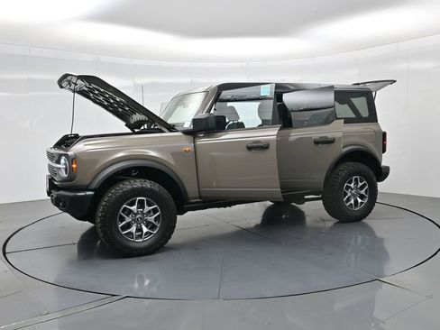 Used 2025 Ford Bronco Badlands image 33