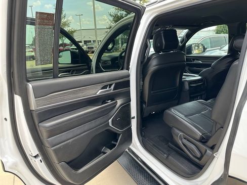 Used 2024 Jeep Wagoneer Series II w/ Flexible Seating Group RWD image 16