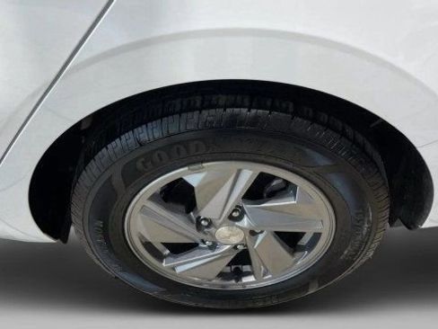 Used 2025 Hyundai Elantra SE image 13