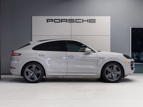 Certified 2026 Porsche Cayenne Turbo AWD/4WD image 8