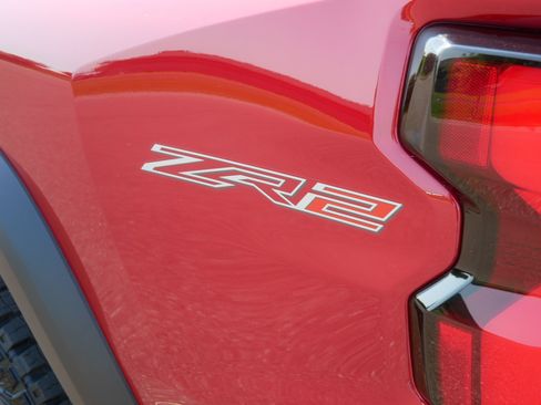 Used 2025 Chevrolet Colorado ZR2 w/ Technology Package AWD/4WD image 18